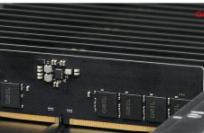 7200MHz超高频！会发光的DDR5内存第一次亮相